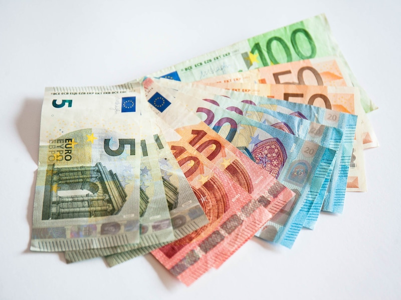 “Ik kreeg 100 euro per rit”: koerier (22) riskeert celstraf nadat politie 37.000 euro cash en twee wapens in auto vindt