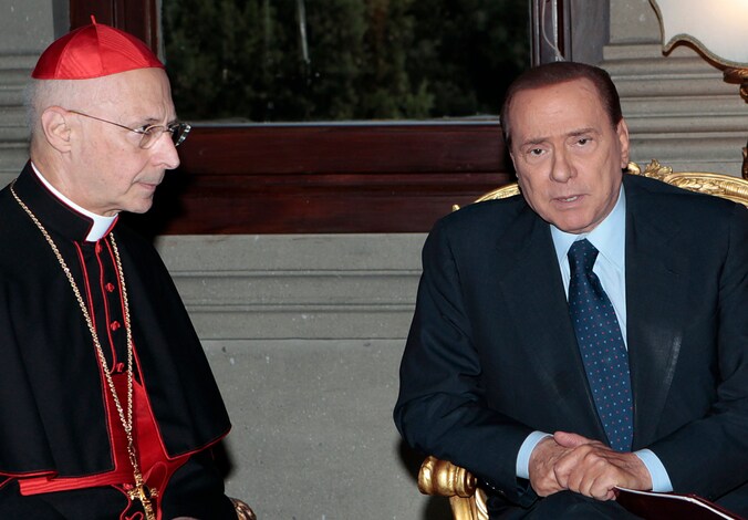 Kardinaal Angelo Bagnasco en Silvio Berlusconi tijdens een ontmoeting in 2011.