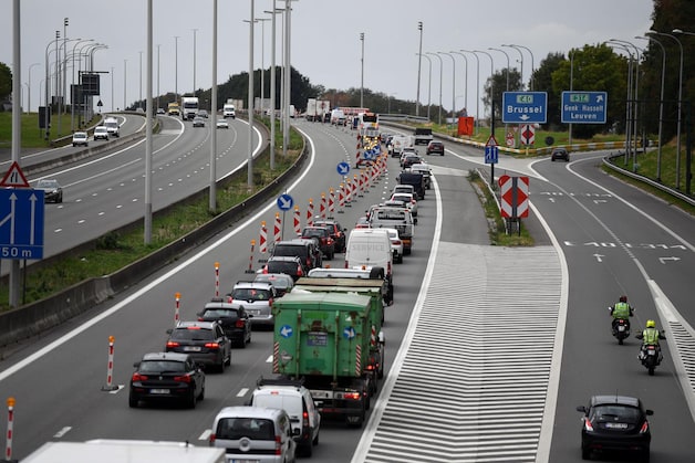 Het verkeer wordt op één rijstrook geleid, en dat veroorzaakt erg lange wachtrijen.