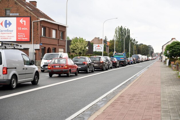 De werken veroorzaken files tot op de Diestsesteenweg in Leuvense deelgemeente Kessel-Lo.