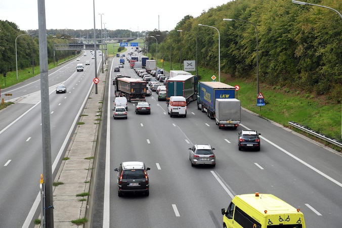 Mensen die proberen door te rijden, op het laatste nippertje proberen in te voegen of mensen die gewoon willen passeren: het is één grote chaos op de E40 ter hoogte van Heverlee.