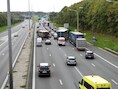 Mensen die proberen door te rijden, op het laatste nippertje proberen in te voegen of mensen die gewoon willen passeren: het is één grote chaos op de E40 ter hoogte van Heverlee.