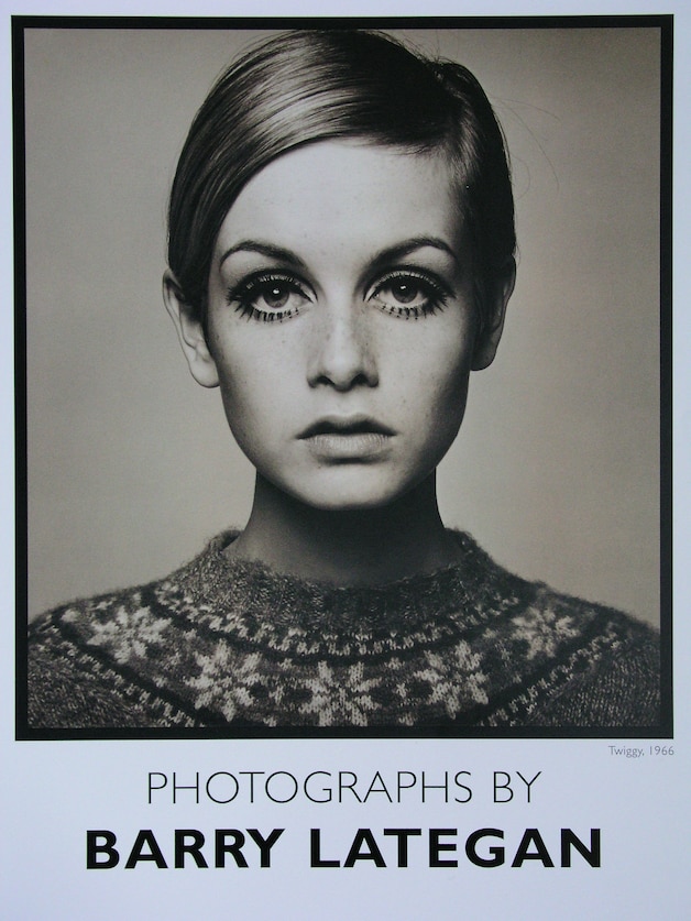 Twiggy met een korte coupe.