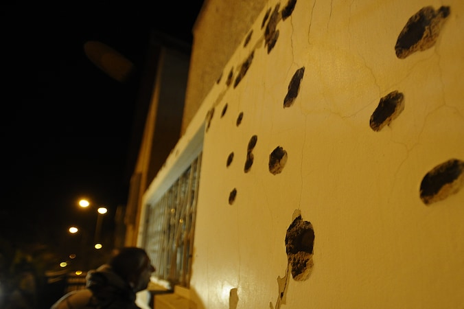 Een Israëli aanschouwt de schade aangericht door een Palestijse raket in Beër Sjeva. Israël nam vergelding voor de actie en voerde voorbije nacht bombardementen uit op Gaza.