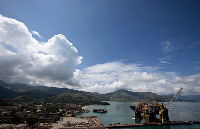 Een olieplatform van Petrobras in aanbouw in Angra dos Reis.