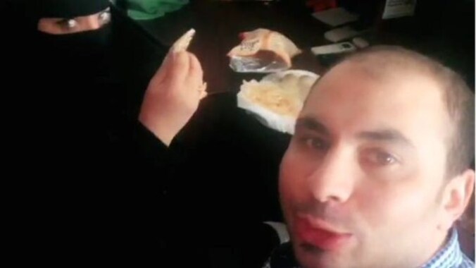 De man werd opgepakt omdat hij samen met zijn vrouwelijke collega had ontbeten.