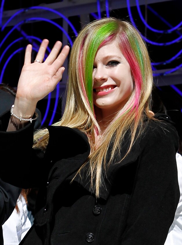 Avril Lavigne met één van haar andere excentrieke kapsels