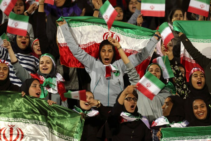 Vrouwen mochten het duel tussen Iran en Bolivia bijwonen. 
