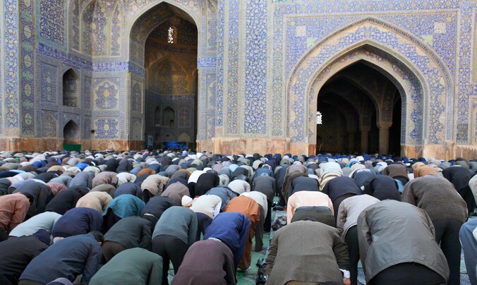 Moslims bidden normaal vijf keer per dag in de richting van Mekka.