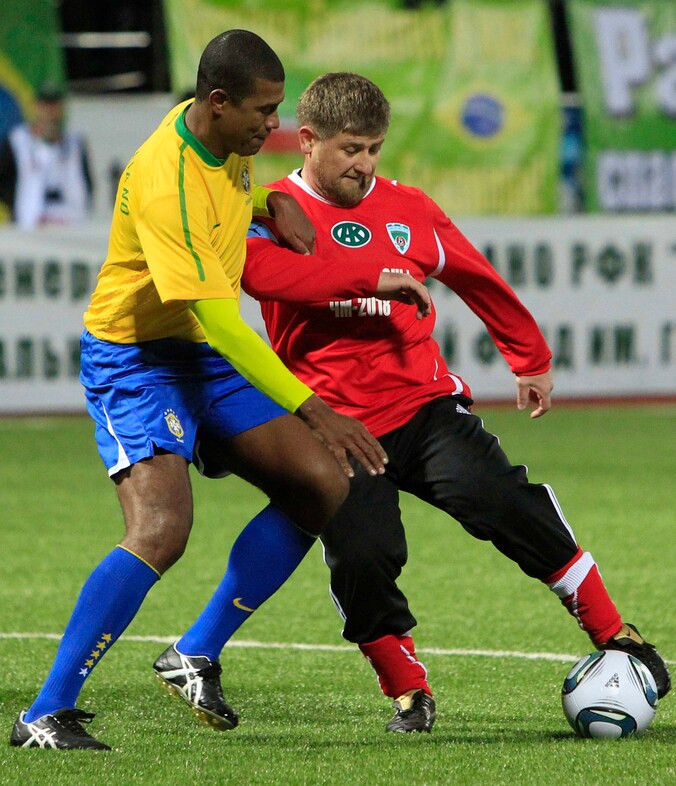 Kadyrov (r) in een galawedstrijd tegen de Braziliaanse ex-international Junior Baiano