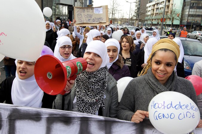 Steunbetoging in Genk voor Lemia (c) die wegens haar hoofddoek ontslagen werd bij Hema. Foto uit 2011.
