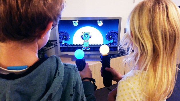 Druk in de weer met hun PS-controller: mijn kinderen zijn in de wolken met Just dance 2019.