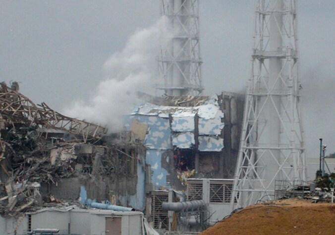 Een foto van de kernreactoren 3 (links) en 4 (midden) van de kerncentrale van Fukushima. De foto werd gisteren genomen, ondertussen deed zich nog een explosie voor in nummer 4.
