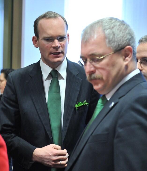 Minister Simon Coveney (links).