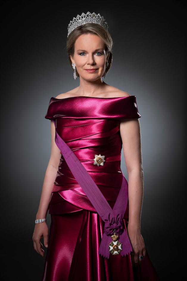 Gerecycleerde Armani. Op het nieuwe staatsieportret toont onze vorstin dat ze haar neus niet ophaalt om in haar eigen kleerkast te shoppen. Deze jurk van Armani droeg ze eerder al op het huwelijksbal van prins Albert en prinses Charlene van Monaco in 2011 en op het gala voor de 75ste verjaardag van de Deense koningin Margrethe in 2015.