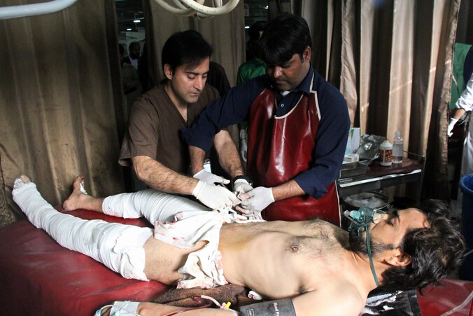 Een gewonde man na de bomaanslag van vrijdag op een drukke markt in de Orakzai-regio in Pakistan.