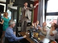 Leuvens Schlagerfeest strijkt neer in Café Leffe: Bart Anneessens keert terug voor eenmalig optreden