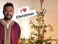 Nasrdin Dchar poseert trots met zijn kerstboom