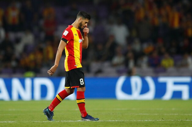 Anice Badri van Esperance Sportive de Tunis stapt van het veld op het WK voor clubs.