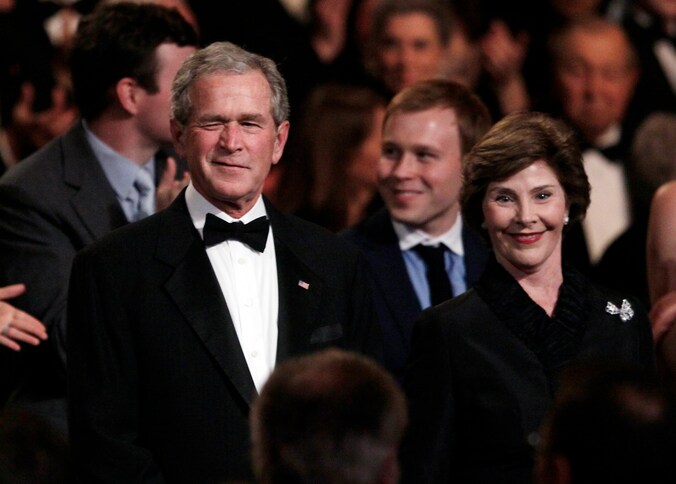 George W. Bush en zijn echtgenote Laura in maart 2011.