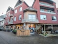 Boete en rijverbod voor man (43) die tegen omheining van broodjeszaak reed