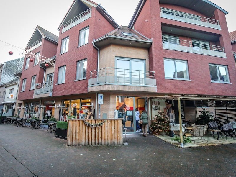 Boete en rijverbod voor man (43) die tegen omheining van broodjeszaak reed