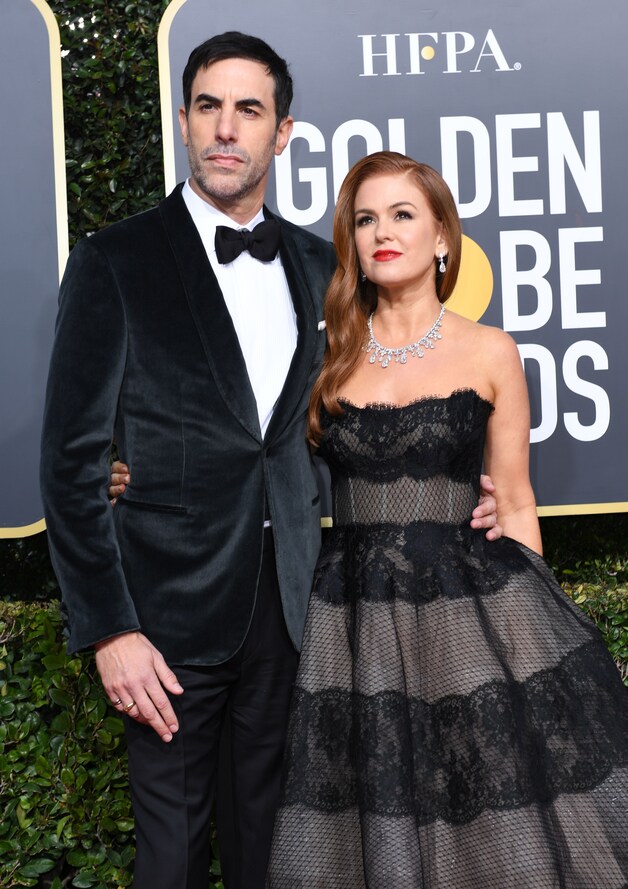 Isla Fisher (rechts) en Sacha Baron Cohen houden het bij statig zwart-wit.