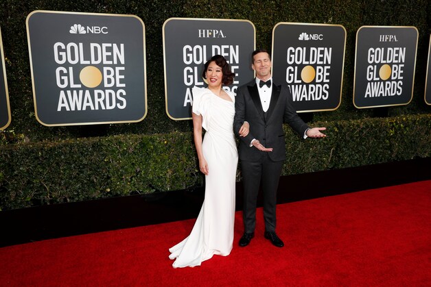 Sandra Oh, de eerste Globes-presentator van Aziatische afkomst, en Andy Samberg presenteren de avond.