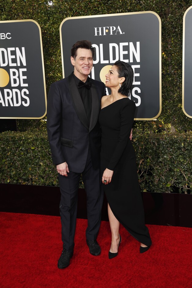 Jim Carrey en zijn collega Ginger Gonzaga kozen voor zwart. De twee bevestigden de geruchten dat ze een koppel zijn.