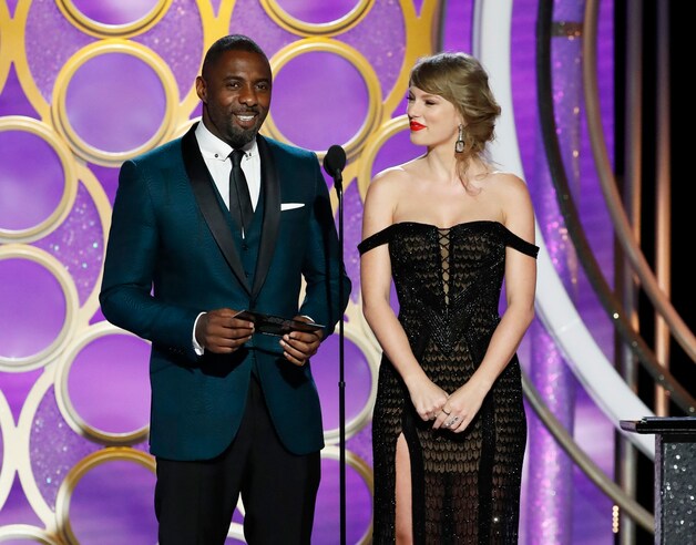 Idris Elba en Taylor Swift presenteren samen een award. 