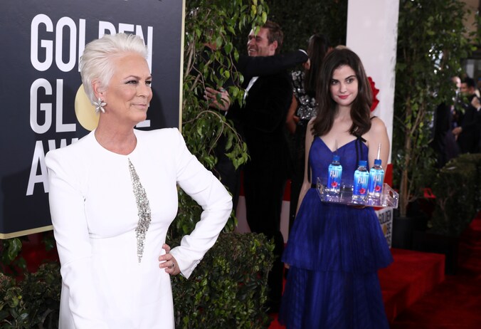 Jamie Lee Curtis met achter zich het Fiji-watermeisje.