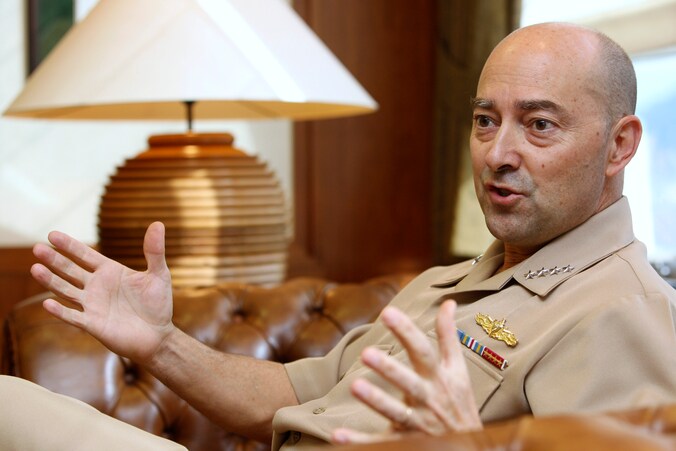 Admiraal James Stavridis heeft de leiding over alle militaire operaties van de NAVO in Europa.