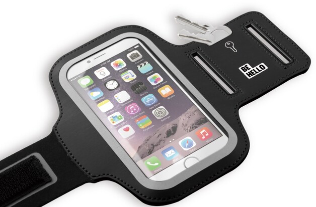 Die smartphone stop je gewoon weg in een handig sportarmbandje.