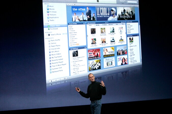 Wijlen Steve Jobs stelt hier de nieuwe iTunes voor, nog steeds het programma waarmee de meeste liedjes verkocht worden.