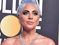 De glinsterende smokey eye van Lady Gaga past perfect bij haar blauwe opsteekkapsel.