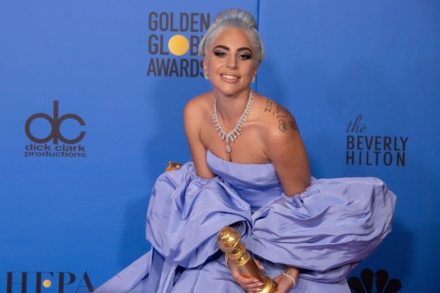 Lady Gaga met de Golden Globe voor ‘Beste Originele Song’. 
