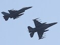 Twee CF-18 Hornets van de Canadese luchtmacht op weg naar een missie boven Libië.