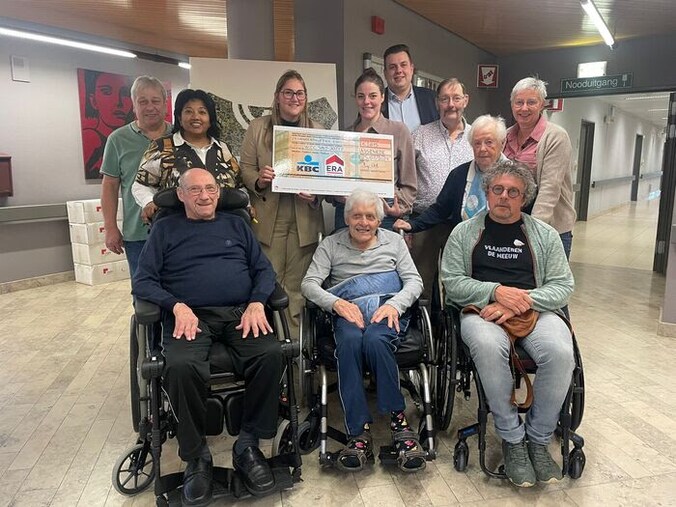 Het team van ERA Ryckaert overhandigt de check aan de bewoners van wzc Sint-Jozef.