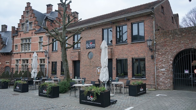 NET OPEN. Sam (25) verhuist populaire wijn- en gastrobar naar Bazel ...
