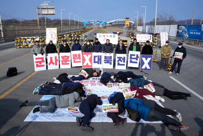 Zuid-Koreaanse vredesactivisten houden een 'die in' om hun eis voor vrede op het Koreaanse schiereiland kracht bij te zetten.