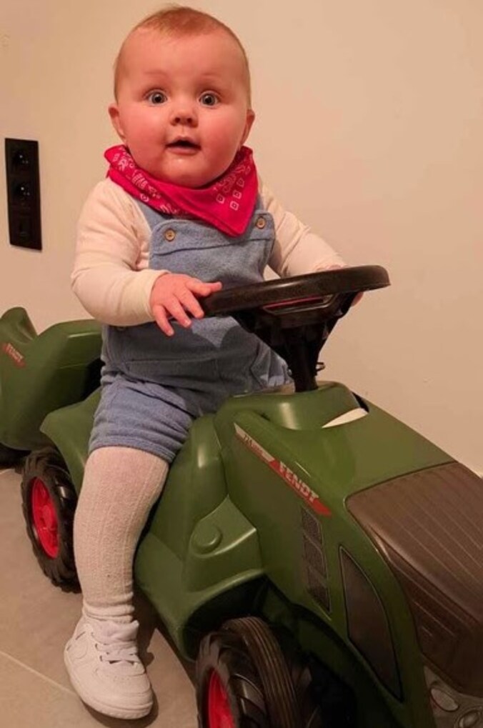  Lou Theys gaat als boerin naar de crèche.