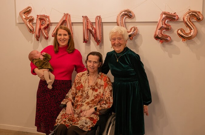  (van rechts naar links) Overgrootmoeder Maria Verhaert (86), grootmoeder Greet Van Loo (62), mama Aïsha Callewaert (33) met dochtertje Frances.