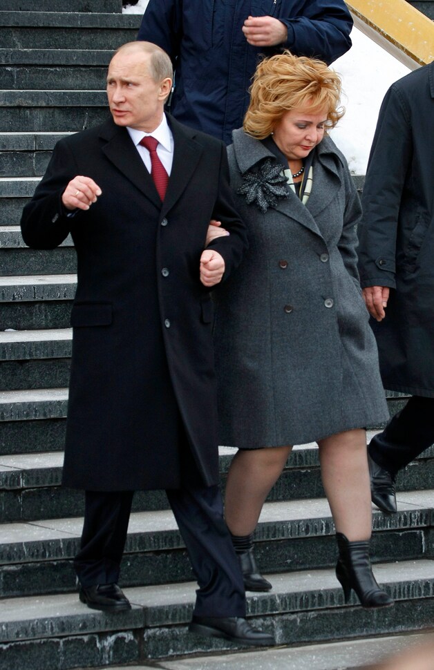 Vladimir Poetin met zijn echtgenote Lyudmila op de verkiezingsdag van vier maart dit jaar.
