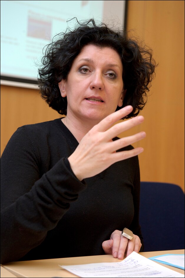 Annemie Turtelboom (Open Vld), minister van Justitie, wordt opgeroepen snel een oplossing te zoeken.