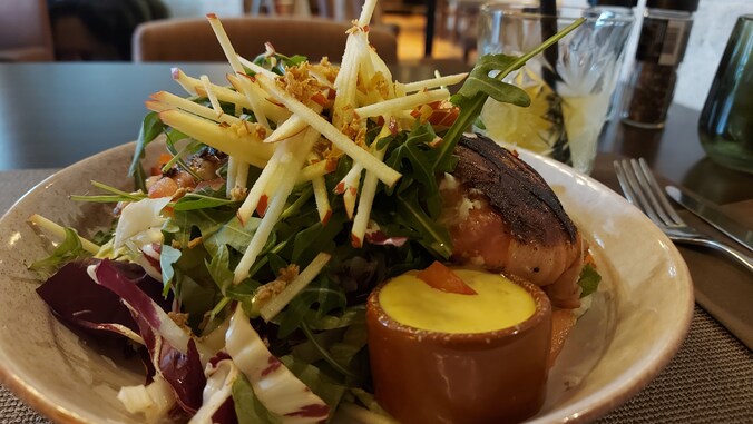 De salade met Lichtaartse geitenkaas is een aanrader.