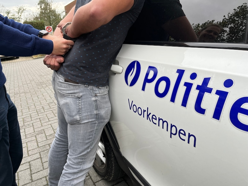 Verborgen zak met drugs leidt tot arrestatie van twee verdachten in Malle