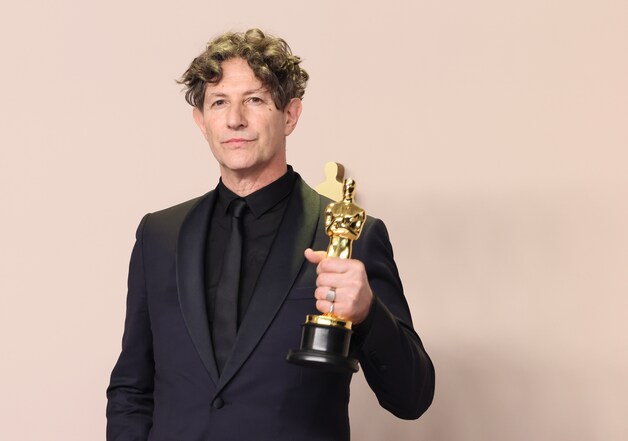 Jonathan Glazer met zijn Oscar.