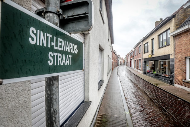 HUIZENJACHT. Het noorden van Brugge, waar je in pittoreske polderdorpen ...