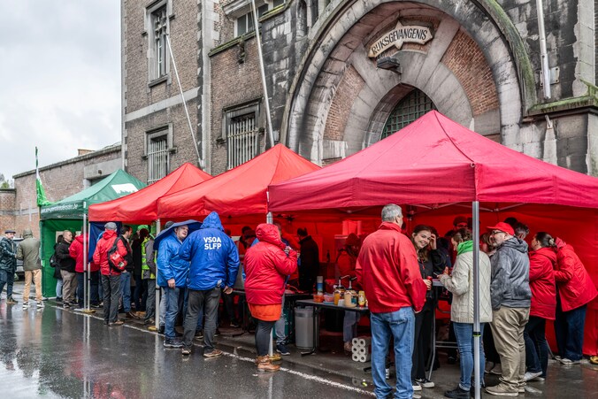 Stakend gevangenispersoneel aan de oude gevangenis van Dendermonde. (15/03/2024)
