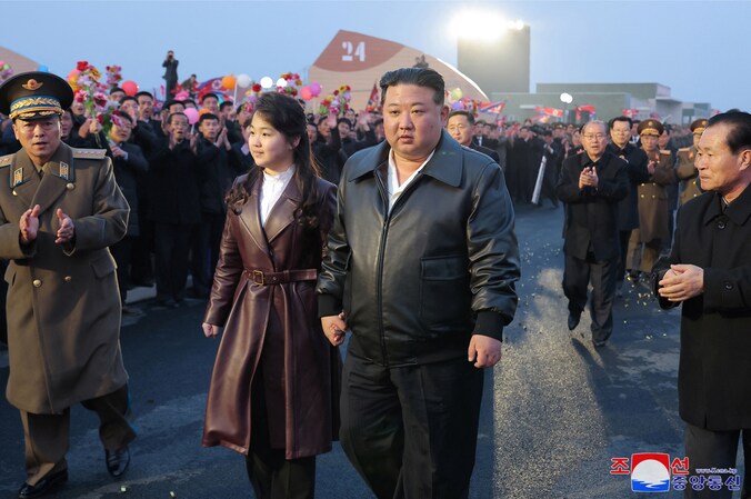 De Noord-Koreaanse leider Kim Jong-un en zijn dochter Ju-ae.